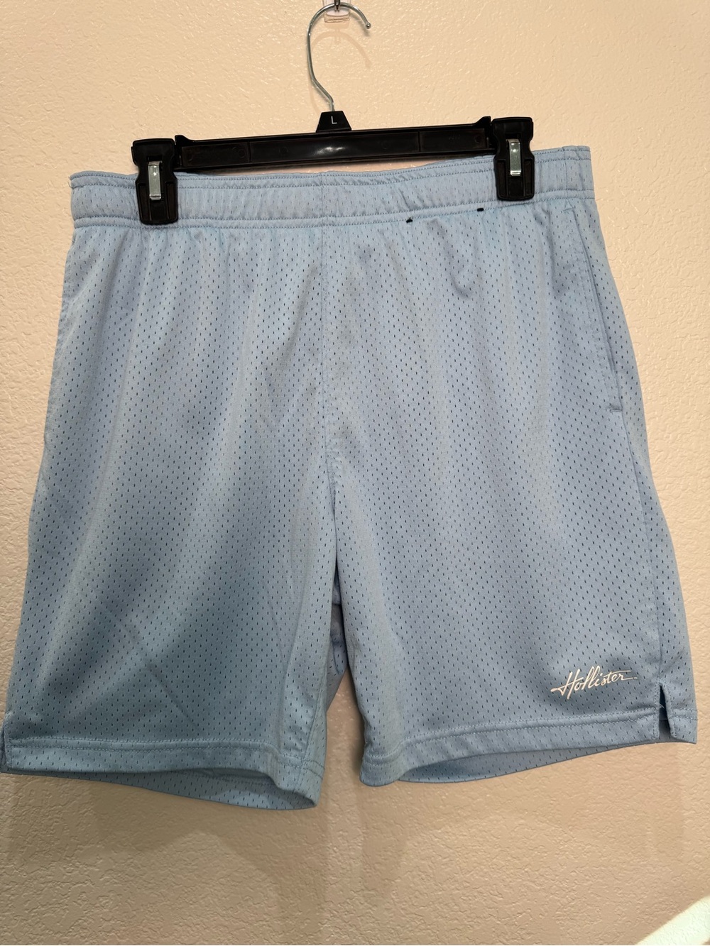 Hollister Mens M Light Blue Mesh Athletic Shorts Script Logo 6.5 Inseam